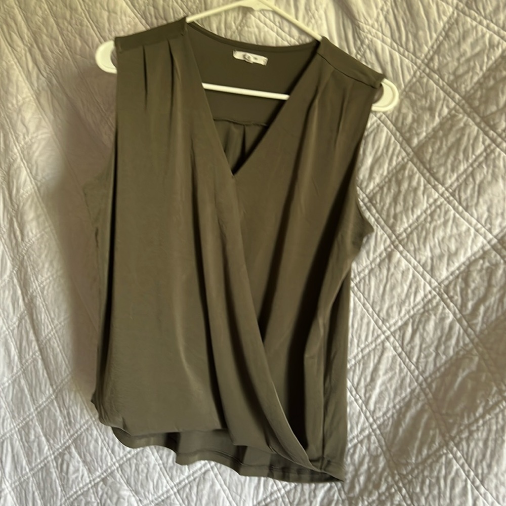 Sleeveless dress top